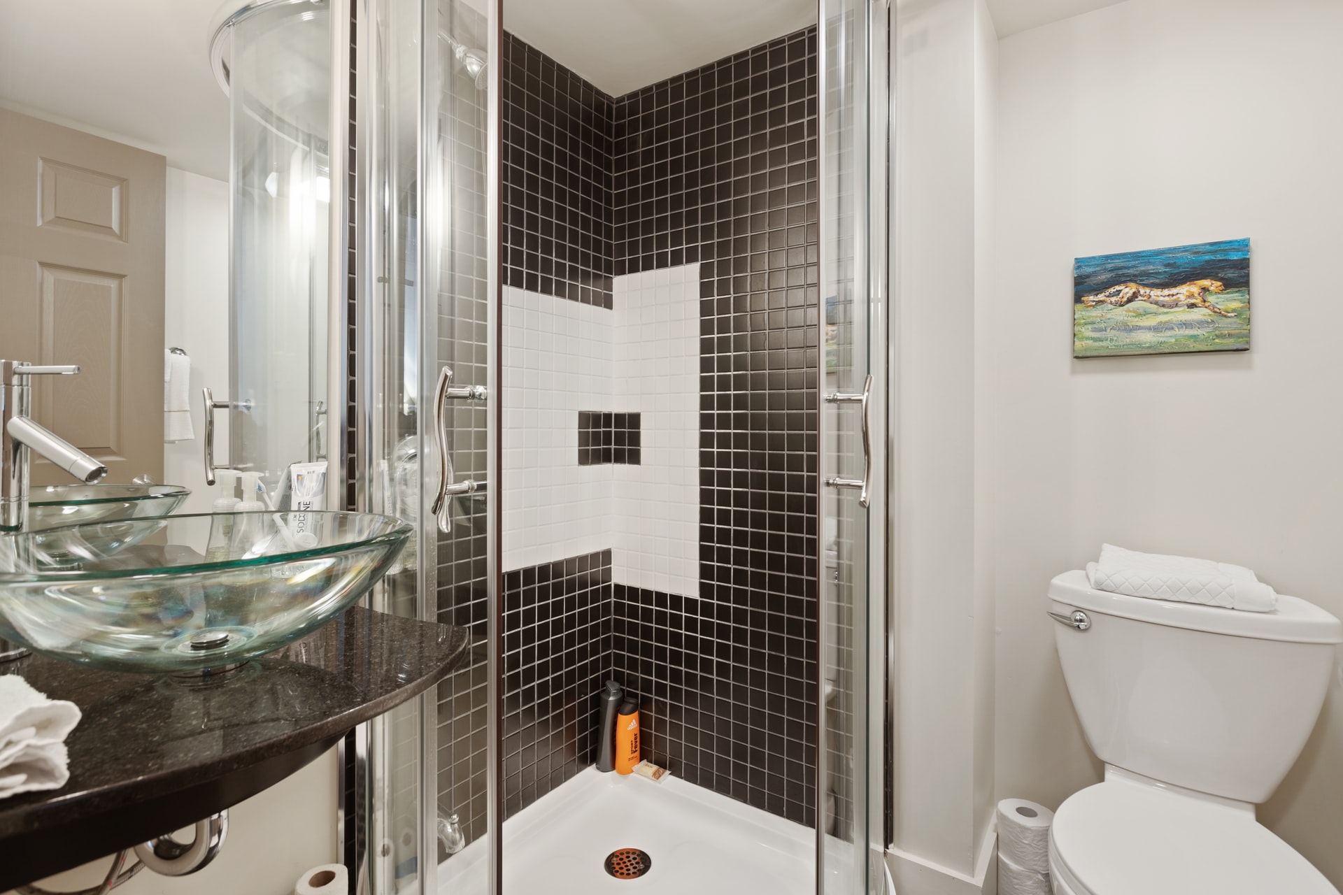 Dlaczego kabiny prysznicowe półokrągłe są lepsze od kwadratowych?