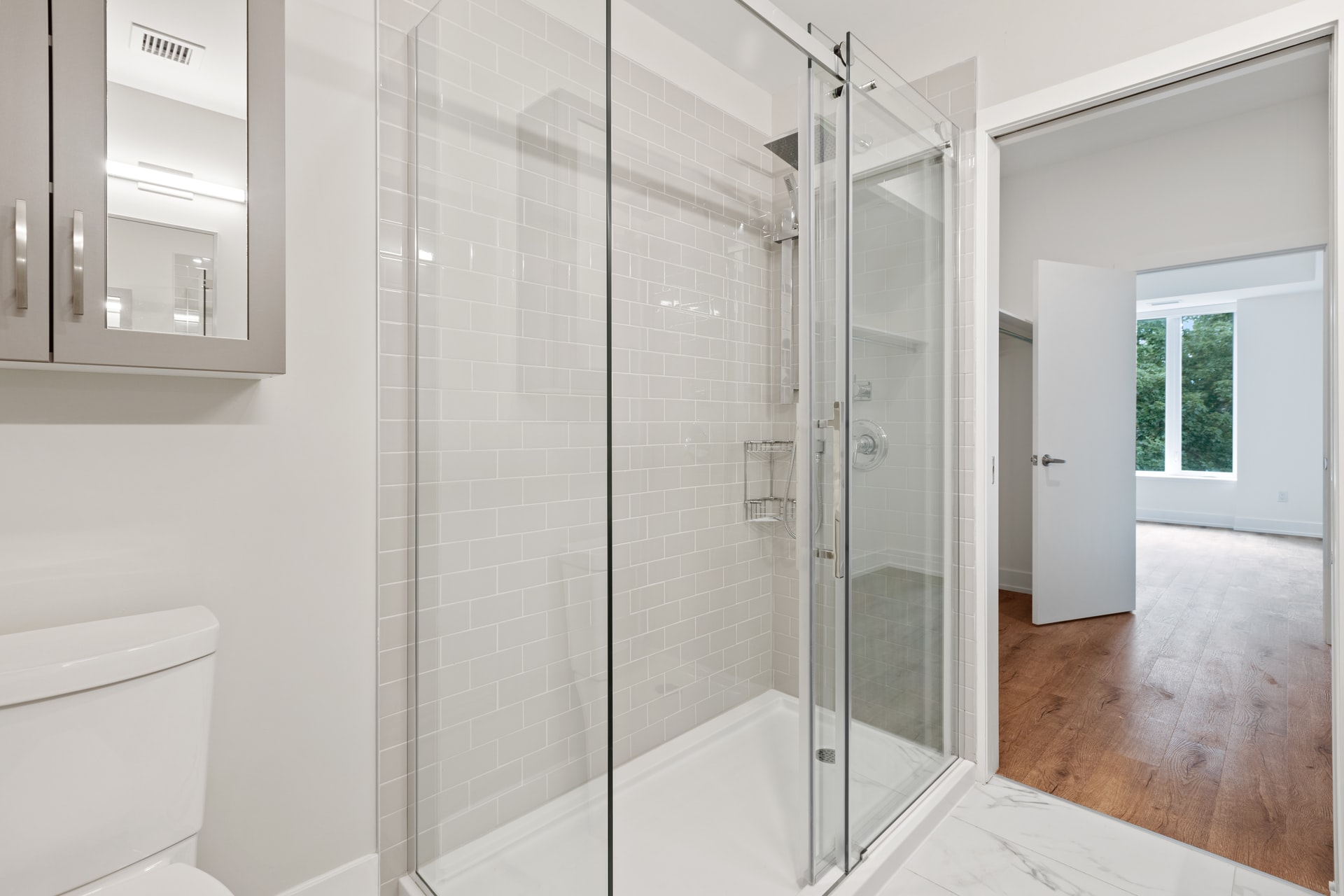 Drzwi przesuwne do prysznica kontra wanna z kabiną prysznicową — rozwiązania do małych łazienek