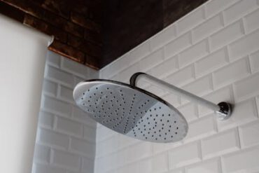 Mała łazienka 2026: nowoczesny design i triki oszczędzające miejsce