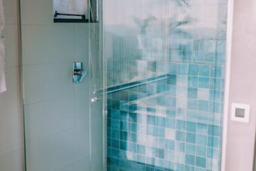 5 wskazówek: instalacja oświetlenia nad lustrem w łazience