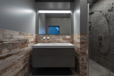 Nowoczesne wanny wolnostojące – porównanie materiałów, designu i cen